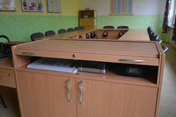škola skříňka stůl jazyková učebna