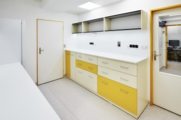 laboratoř interiér pult police