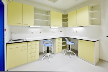 laboratoř interiér židle šuplíky