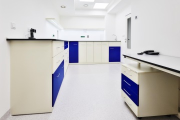 laboratoř interiér kancelář stoly pulty