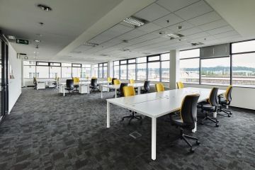 open space kancelářské stoly