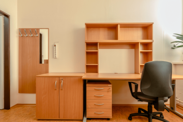 nábytek kabinet stůl věšák