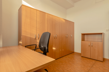 nábytek stůl židle skříň