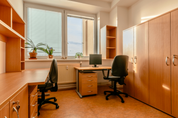 nábytek židle stoly kabinet skříňky