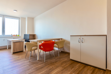 nábytek ředitelna židle lednice