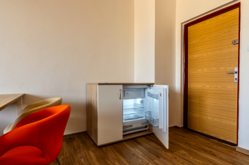 vestavěná lednice ředitelna