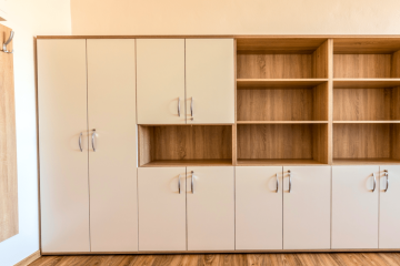 nábytek skříň bezvakancl