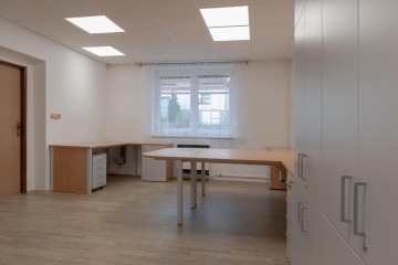 nábytek skříň kancelář stůl