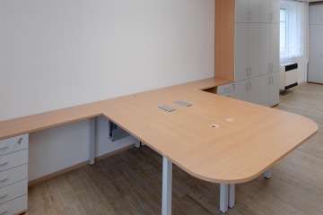 nábytek stůl kancelář