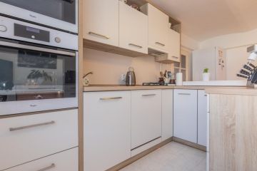 kuchyň interiér domácnost spotřebiče pult