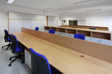 nábytek stůl židle kancelář