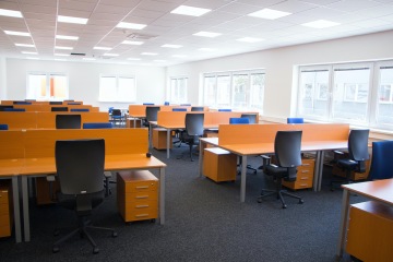 nábytek stoly židle kancelář