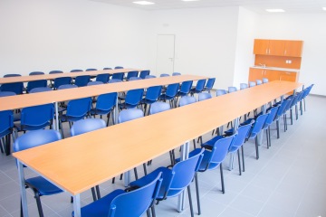 nábytek stoly židle kancelář