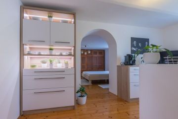 kuchyň interiér domácnost police bylinky