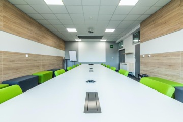 jednací místnost mann+hummel stůl