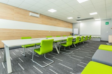 zasedací místnost mann+hummel stůl židle