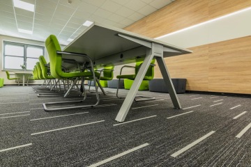 zasedací místnost mann+hummel stůl židle