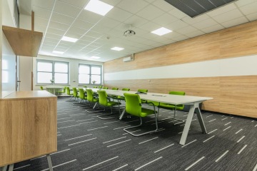 jednací místnost mann+hummel stůl