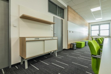 zasedací místnost mann+hummel skříň