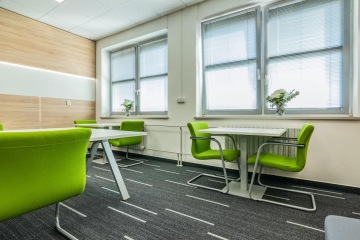 zasedací místnost mann+hummel stolky