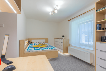 dětský pokoj postel stůl prádelník