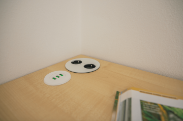 dětský pokoj stůl otvor na kabel