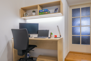 dětský pokoj stůl židle police