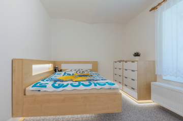 dětský pokoj postel prádelník budišov